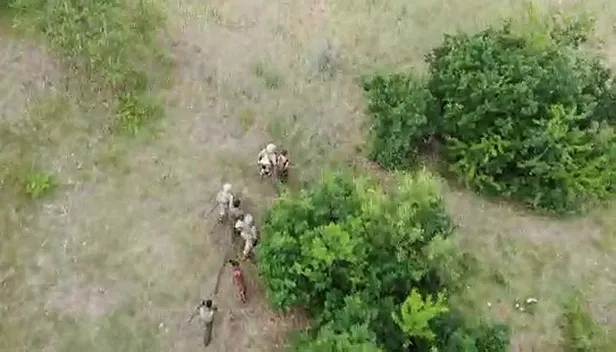 İHA korkusu hainleri ele verdi: Teröristlerin insansız hava aracından korunmak için şemsiye açtığı ortaya çıktı-2