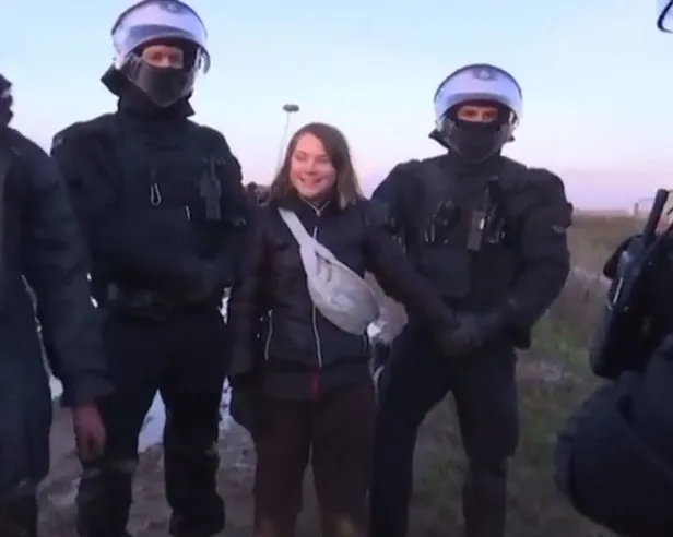 greta-thunbergin-yeni-oyunu-polislerle-verdigi-poz-ortaya-cikti-1674072810254.jpg Greta Thunberg'in yeni oyunu! Alman polisiyle verdiği poz ortaya çıktı-2