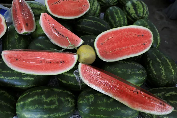 yaz-doneminin-gozdesi-karpuz-pazar-tezgahlarina-80-tlden-giris-yapti-1618471020376.jpg Yaz döneminin gözdesi karpuz pazar tezgahlarına 80 TL'den giriş yaptı-3