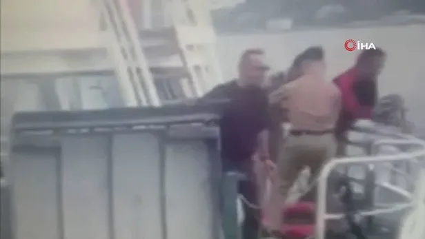 Son dakika: İstanbul Boğazı'nın ortasında can pazarı kamerada! Yaşlı adam tekneden düştü-2