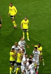 Fenerbahçe maçında saha karıştı! İşte Ahmet Oğuz’un Ferdi Kadıoğlu’ya müdahalesi...