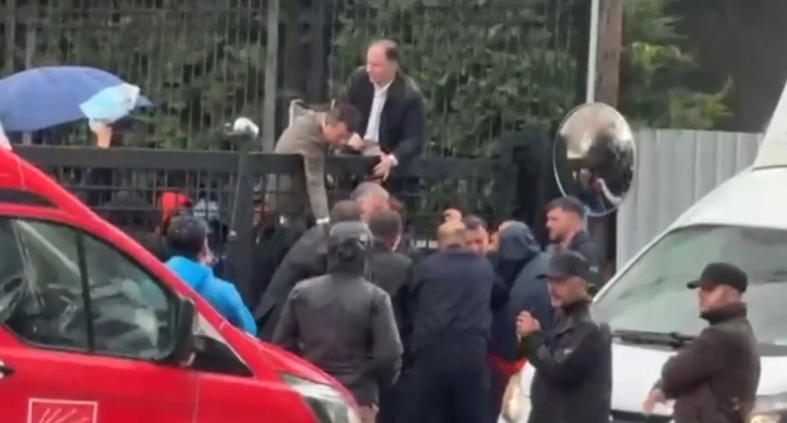 chp-genel-merkezine-giris-kapatildi-il-baskani-duvardan-atlayinca-bacagini-kirdi-afad-ekipleri-iceri-alinmadi-1779626849300.jpeg CHP Genel Merkezi'ne giriş kapatıldı il başkanı kapıdan atlayınca bacağını kırdı: AFAD ekipleri içeri alınmadı-4