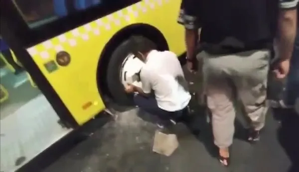 iett-icin-siradan-bir-gun-uskudarda-refujde-asili-kaldi-1629701343253.jpg İETT için sıradan bir gün! Üsküdar'da refüjde asılı kaldı-4