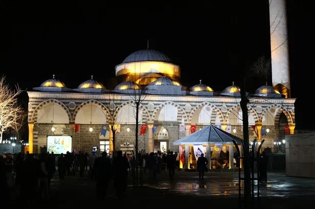 Teröristlerin ateşe verdiği Fatih Paşa Camisi 4 yıl sonra ibadete açıldı-2