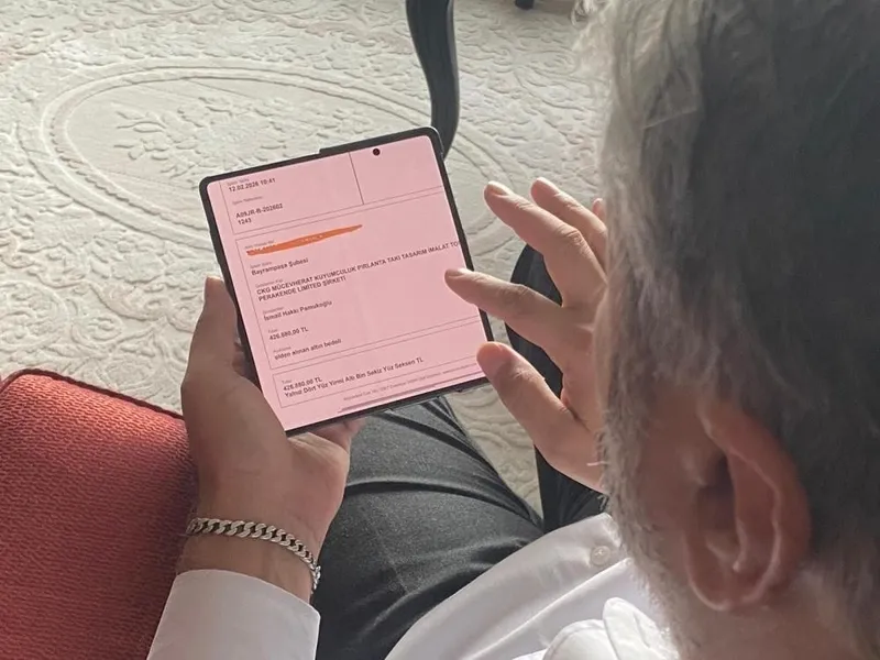 hesabina-426-bin-tl-geldi-ne-yapacagini-sasirdi-parayi-gonderen-de-kabul-etmiyor-1770979084195.jpeg Hesabına 426 bin TL geldi ne yapacağını şaşırdı: Parayı gönderen de kabul etmiyor-3