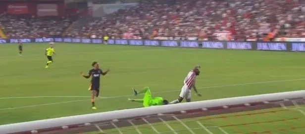 antalyaspor-galatasaray-macinda-penalti-dudugu-adriano-vurdu-muslera-cikardi-1659903409179.jpeg Antalyaspor - Galatasaray maçında penaltı düdüğü! Adriano vurdu Muslera çıkardı-4