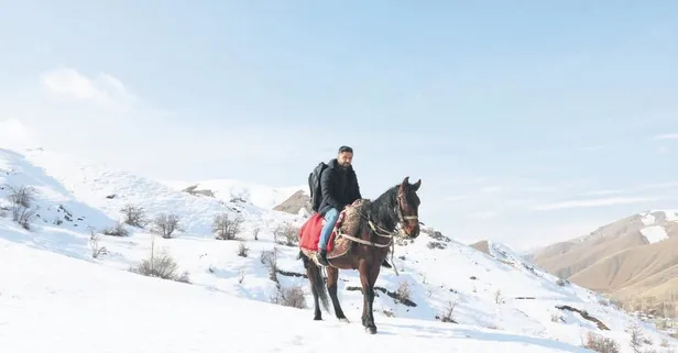 Öğretmen Musa Tavşan kar kış demeden her sabah atıyla 10 kilometre yol giderek öğrencilerine ders veriyor