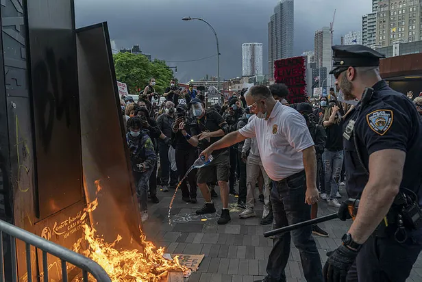 new-york-polisi-gostericilerin-uzerine-arac-surdu-belediye-baskani-bill-de-blasio-polisi-savundu-1590932358265.jpg New York polisi göstericilerin üzerine araç sürdü! Belediye Başkanı Bill de Blasio polisi savundu-3