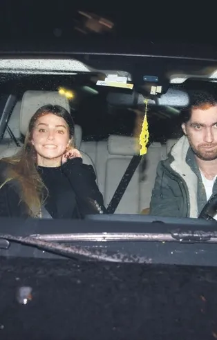 Çiçeği burnunda aşıklar Ezgi Eyüboğlu ile Oğulcan Engin objektiflere takıldı