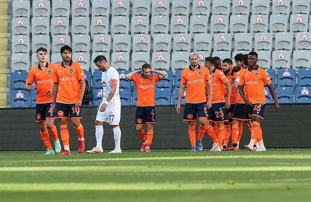 basaksehir-evinde-caykur-rizesporu-3-0-maglup-etti-1632669237932.jpeg
