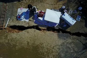 Deprem köyü ortadan ikiye böldü