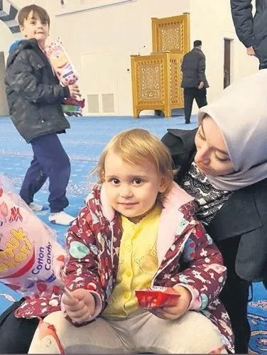 dunyaca-unlu-filistinli-model-bella-hadidi-paylasmisti-o-cami-dolup-tasmaya-basladi-1650434013473.jpeg Dünyaca ünlü Filistinli model Bella Hadid'i paylaşmıştı! O cami dolup taşmaya başladı-2