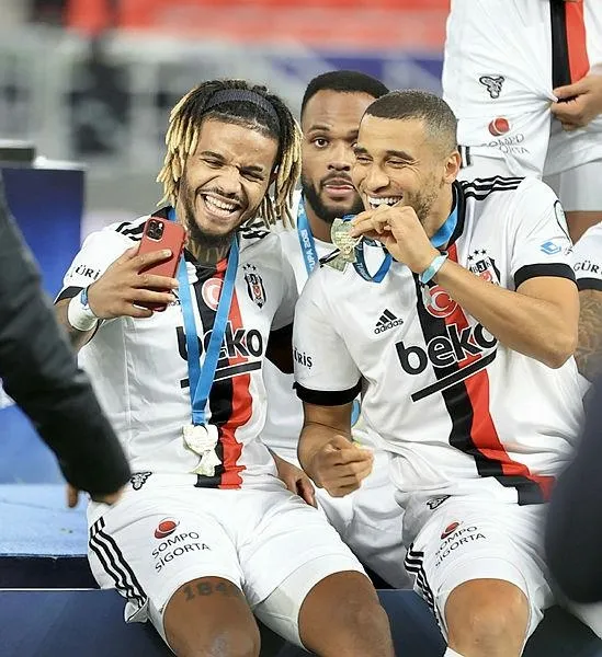 kartal-katarda-yeniden-dirildi-antalyasporu-penaltilarda-yenerek-super-kupanin-sahibi-oldu-1641421350045.jpeg Kartal Katar'da yeniden dirildi! Antalyaspor'u penaltılarda yenerek Süper Kupa'nın sahibi oldu-4