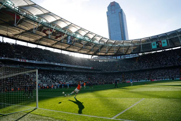 son-dakika-besiktas-uefa-ile-el-sikisti-1662132035335.jpg Son dakika: Beşiktaş UEFA ile el sıkıştı!-12