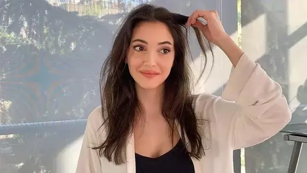 yali-capkininda-sabirlari-zorlayacak-ayrilik-kasla-goz-arasinda-biletini-kestiler-1699869697157.jpg Kaşla göz arasında defterini dürdüler! Yalı Çapkını'nda sabırları zorlayacak ayrılık-4