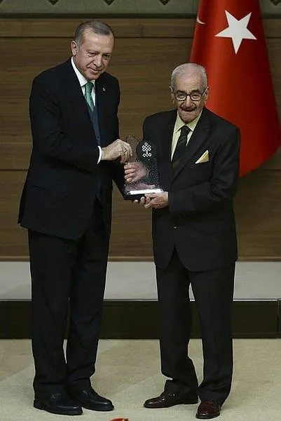 unlu-senarist-safa-onal-hayatini-kaybetti-safa-onal-kimdir-neden-oldu-1690734076219.jpeg Ünlü senarist Safa Önal 92 yaşında hayatını kaybetti! Safa Önal kimdir? Neden öldü?-4