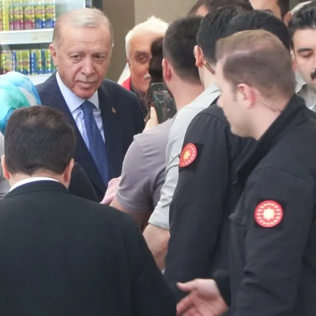 Başkan Erdoğan’dan Üsküdar’da akaryakıt istasyona ziyaret: Vatandaşlarla sohbet etti
