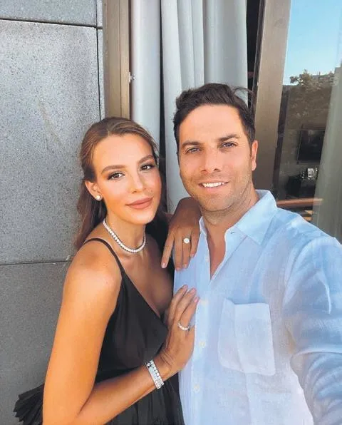 gulsah-alkoclar-kizi-aslisah-alkoclar-icin-kesenin-agzini-acti-dogum-hediyesinin-fiyati-dudak-ucuklatti-1628542613204.jpeg Gülşah Alkoçlar kızı Aslışah Alkoçlar için kesenin ağzını açtı! Doğum hediyesinin fiyatı dudak uçuklattı-3