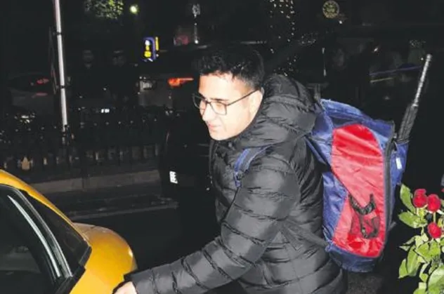 Emrah, spor çantası ile dikkat çekti