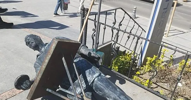 Çorlu'da simitçi heykeli depreme dayanamayıp yıkıldı
