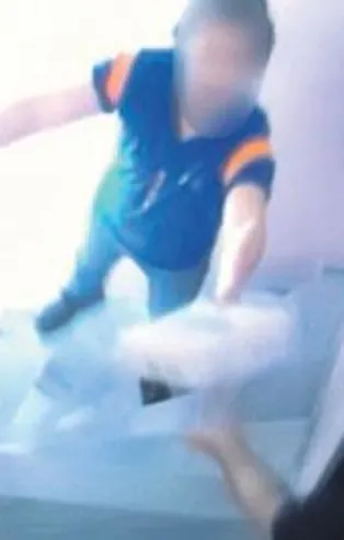 İstanbul Beyoğlu'nda teslimata gelen kargo personeli apartman girişine idrarını yaptı