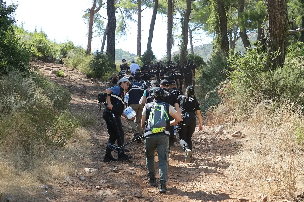 FETÖ'cü Burkay Karatepe ile bağlantılı şüphelilere operasyon: 10 şüpheli yakalandı-3