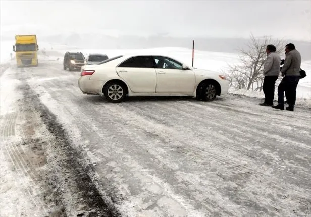 Baharda yağan kar ve tipi vatandaşları yolda bıraktı-1