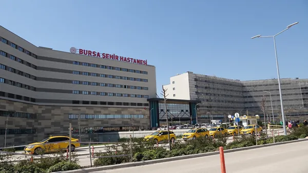bursada-okula-giderken-8-sokak-kopeginin-saldirdigi-10-yasindaki-cocuga-80-dikis-atildi-1649941836281.jpg Bursa'da okula giderken 8 sokak köpeğinin saldırdığı 10 yaşındaki çocuğa 80 dikiş atıldı-11