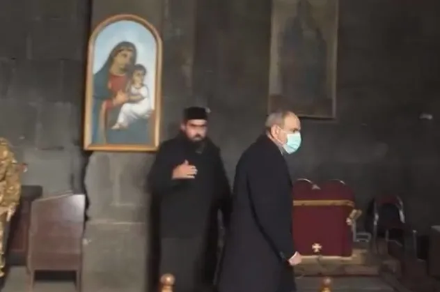 Ermenistan Başbakanı Nikol Paşinyan papaz tarafından kiliseden kovuldu