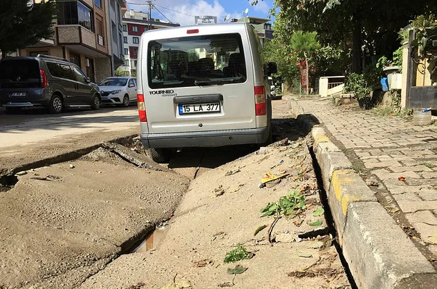 İstanbul'da yol çöktü! Araçlar çukura düştü