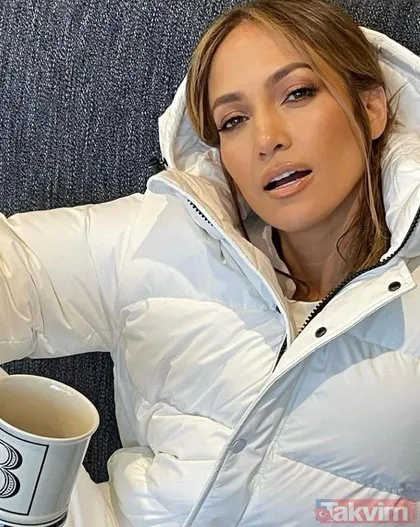 Jennifer Lopez saten kimonolu makyajsız haliyle genç kızları cebinden çıkardı! Kim der ki 52 yaşında her gün biraz daha cesur