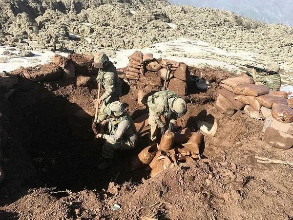 Mehmetçik 2 bin 400 rakımda üs kuruyor-1