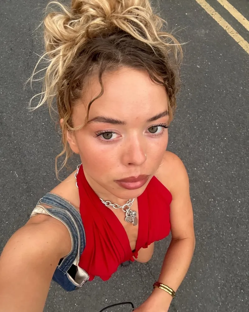 robert-pattinson-turk-sarkiciya-hayran-kaldi-cok-havali-1769261271078.jpg Robert Pattinson Türk şarkıcıya hayran kaldı: “Çok havalı”-6