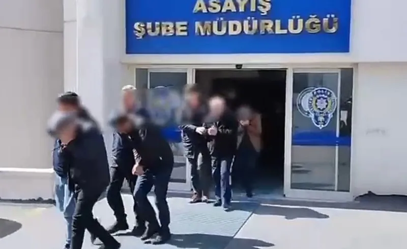 ankarada-eglence-mekanlarina-operasyon-usulsuz-calistirilan-47-yabanci-uyruklu-kadin-sinir-disi-edildi-1778309680999.jpeg Ankara'da eğlence mekanlarına operasyon: Usulsüz çalıştırılan 47 yabancı uyruklu kadın sınır dışı edildi-2