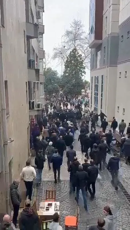 chp-hopa-secim-burosunda-yumruklu-kavga-o-anlar-kameraya-boyle-yansidi-1708444364999.jpeg CHP Hopa seçim bürosunda yumruklu kavga | O anlar kameraya böyle yansıdı...-4