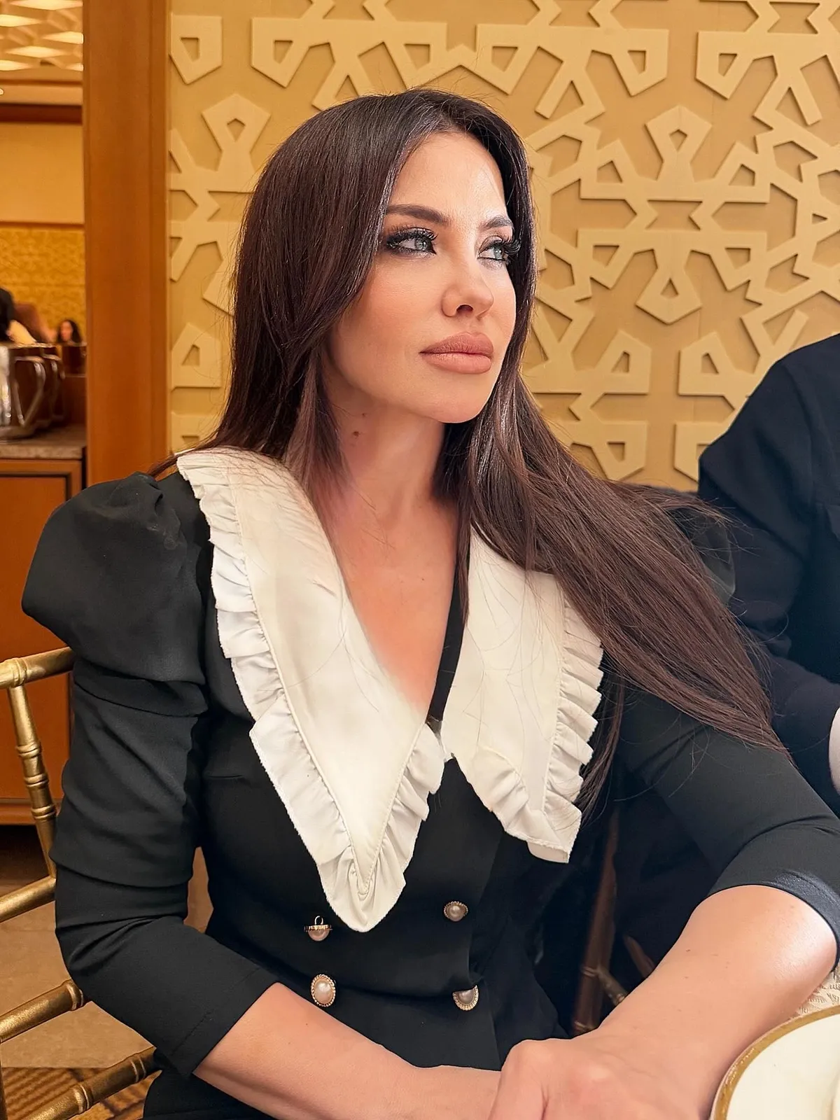 1780223512232.jpg Şarkıcı Lara'dan estetik ve kilo itirafı: "Maşallah herkes aynı fabrikadan çıkmış gibi"-4