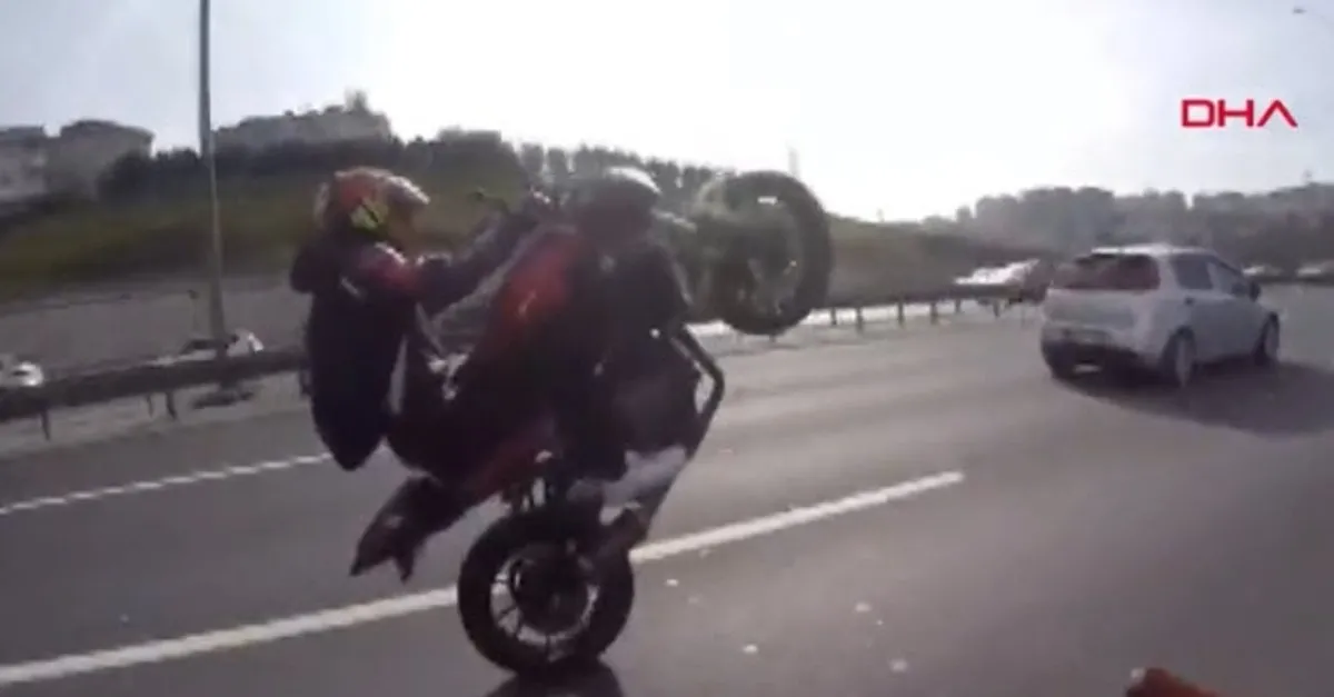 motosikletli magandalar trafikte