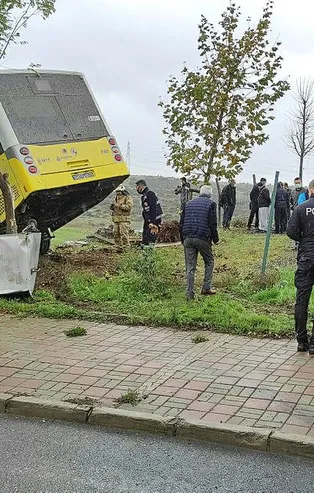Son dakika: İstanbul'da Başakşehir'de İETT otobüsü yoldan çıktı