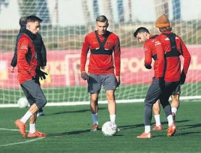 aslan-liderlik-icin-sahada-cimbom-istanbulsporu-maglup-etmesi-halinde-zirveye-cikacak-1671927782726.jpeg Aslan liderlik için sahada! Cimbom, İstanbulspor’u mağlup etmesi halinde zirveye çıkacak-2