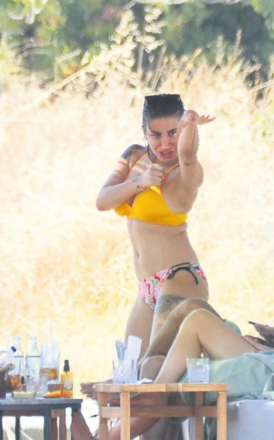 İrem Derici'den beach şov-1