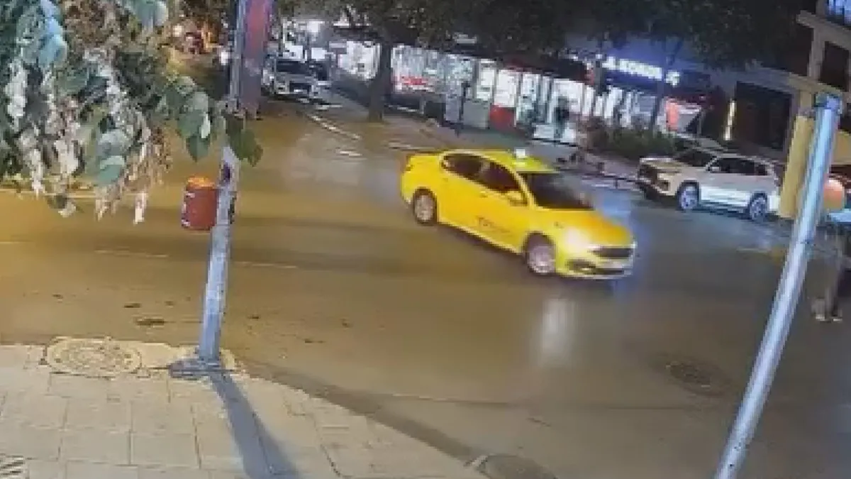 Kadıköy'de drift skandalı! Anne ve çocuğunu tehlikeye atan taksici yakalandı