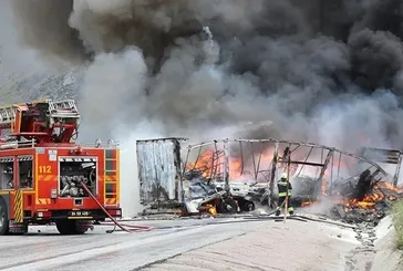 Erzincan'da iki TIR çarpıştı! Çıkan yangında alevler kara yolunu kapladı