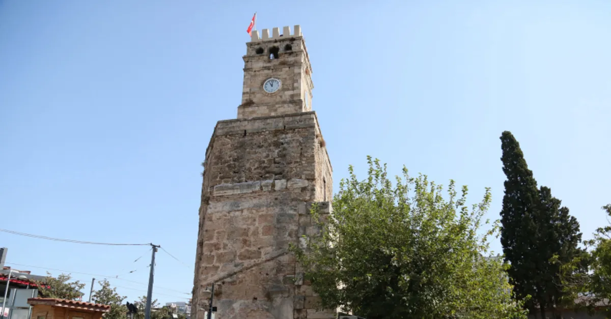 Antalya’da şoke eden olay! Tarihi Saat Kulesi’ndeki saati çalıp yerine plastik saat takmışlar