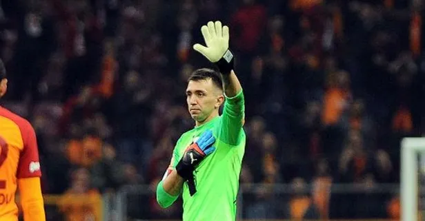 Muslera Arjantin’e uçacak!
