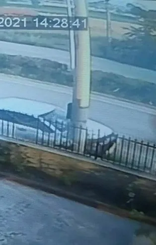 Bursa'da kontrolden çıkan otomobil enerji nakil hattı beton diğerine çarptı! 3 kişi öldü 2 kişi ağır yaralandı