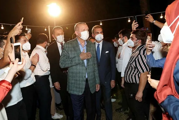 baskan-erdogan-adanada-genclerle-bulustu-genclerimizle-aramiza-kimseyi-sokmayiz-1633889644343.jpeg Başkan Erdoğan, Adana'da gençlerle buluştu: Aramıza kimseyi sokmayız-2