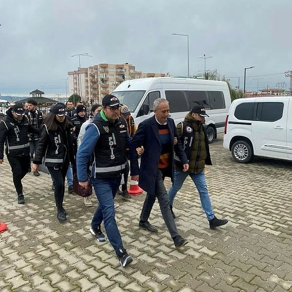 iyi-partili-gokceada-belediyesine-yolsuzluk-ve-rusvet-operasyonu-belediye-baskani-unal-cetin-tutuklandi-1675453040721.jpeg