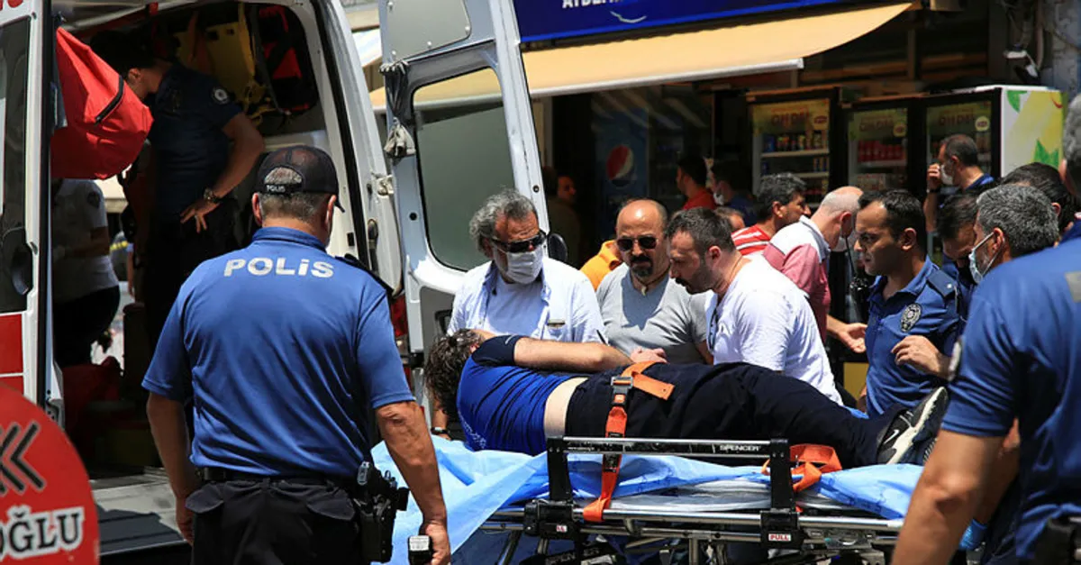 Antalya'da iki polis memurunu bıçakla yaralayan şüpheli yakalandı!