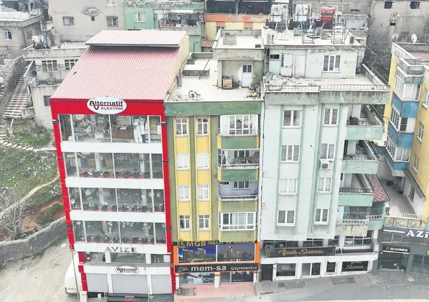 hataydaki-cumhuriyet-mahallesinde-yalnizca-2-bina-ayakta-kalabildi-deprem-haberleri-1676847558932.jpeg Hatay'daki Cumhuriyet Mahallesi'nde yalnızca 2 bina ayakta kalabildi (Deprem haberleri)-3