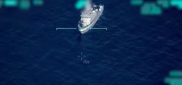 Ege Denizi'ndeki Yunan mezalimi ve kara suyu ihlali İHA kamerasında! MSB görüntüleri paylaştı: Düzensiz göçmenler ölüme itildi-3